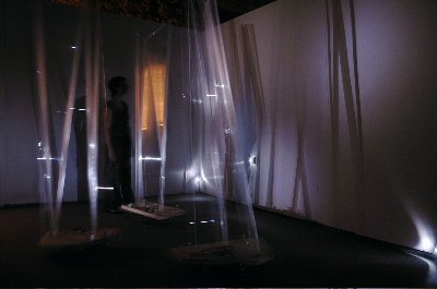 Ansicht auf Person, bewegliche Elemente und deren Schatten