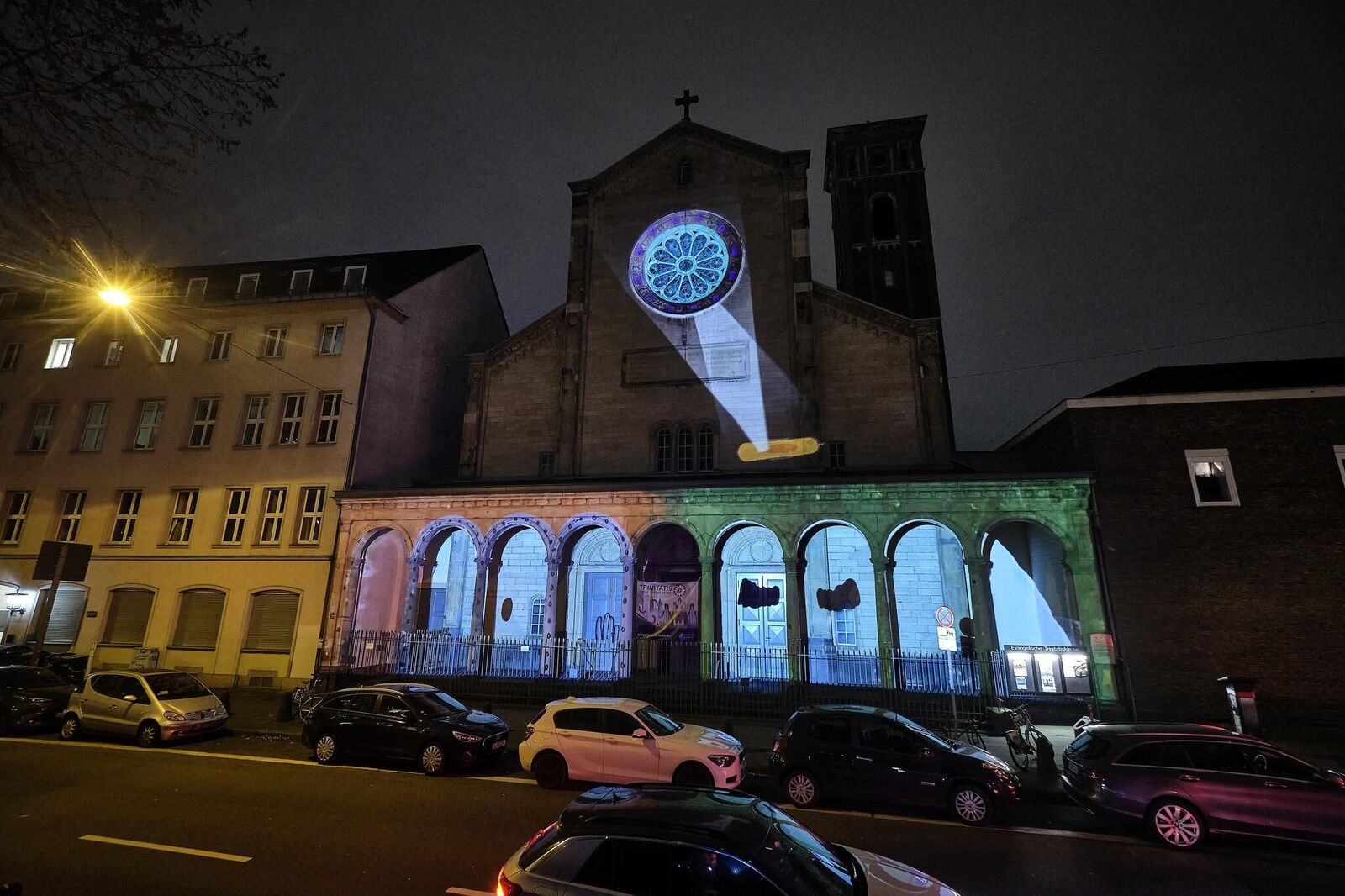 Galeriebild des Projekts ""Unexpected 2021"" Videomapping von Studierenden der KHM für die Fassade der Trinitatiskirche