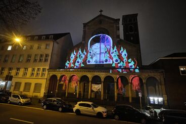 Unexpected Videomapping 2021 Galeriebild des Projekts ""Unexpected 2021"" Videomapping von Studierenden der KHM für die Fassade der Trinitatiskirche