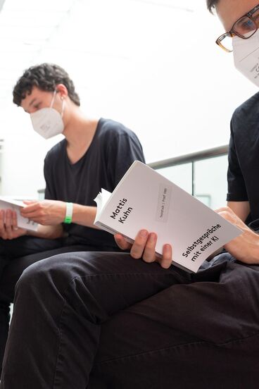 Diplomausstellung 2021 - Ausstellungsansicht „Selbstgespräche mit einer KI” Galeriebild des Projekts Selbstgespräche mit einer KI