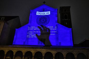 Unexpected Videomapping 2021 Galeriebild des Projekts ""Unexpected 2021"" Videomapping von Studierenden der KHM für die Fassade der Trinitatiskirche