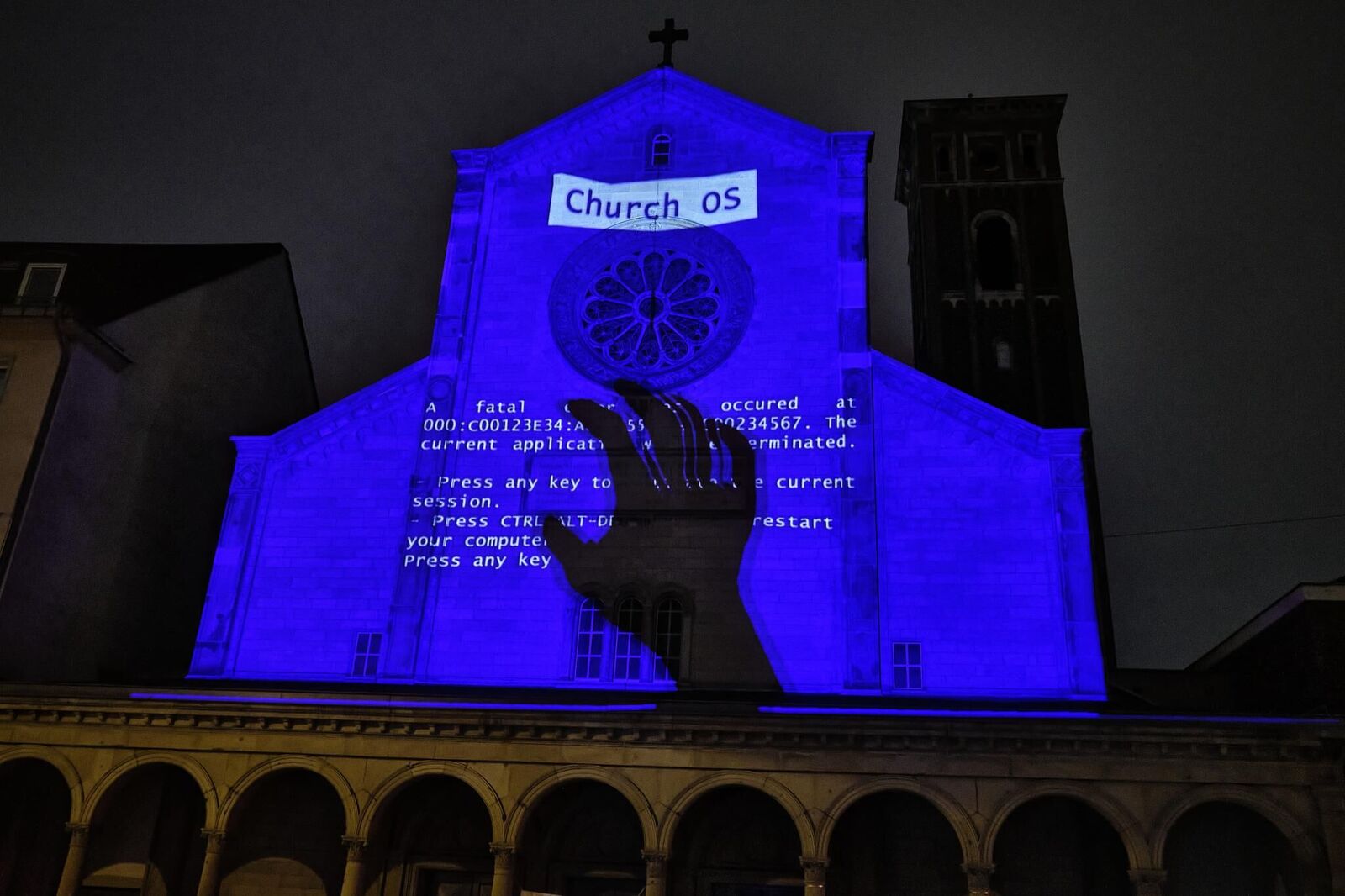 Galeriebild des Projekts ""Unexpected 2021"" Videomapping von Studierenden der KHM für die Fassade der Trinitatiskirche