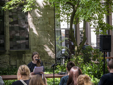 Inge Fischer, Diplom, Lesung im Garten/Bibliothek
