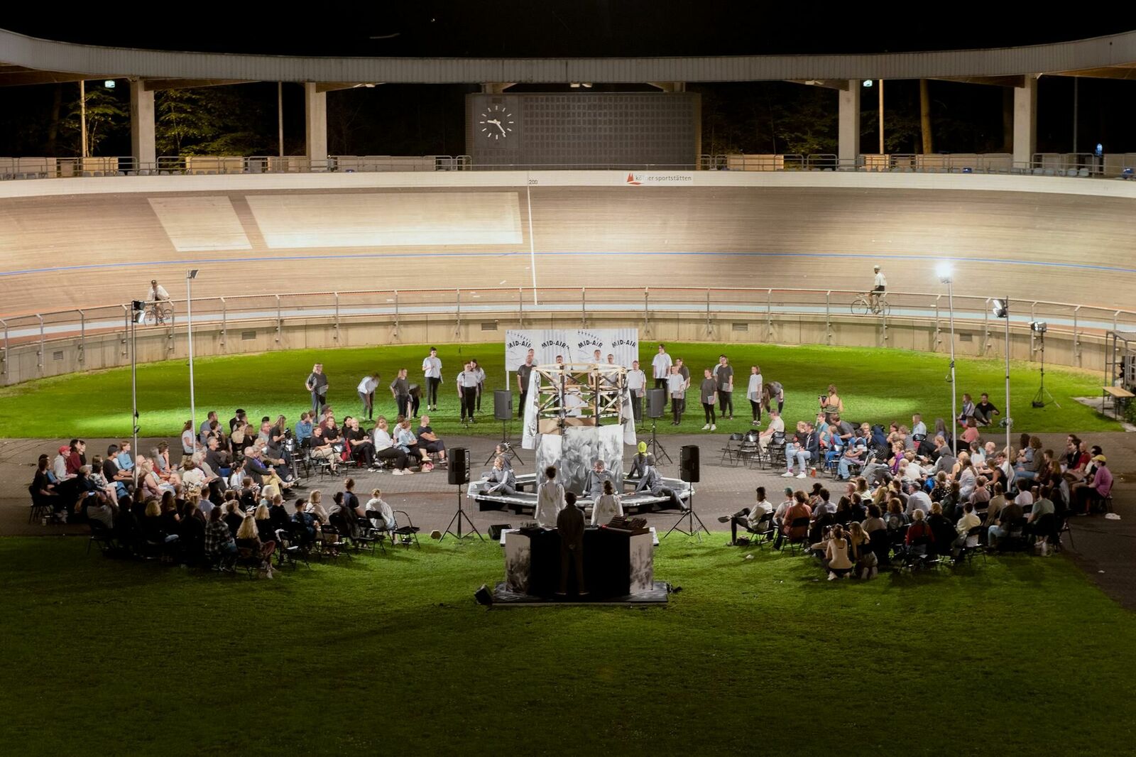 Titelbild des Projekts Mid-Air / Ein Velodram (Epilog)