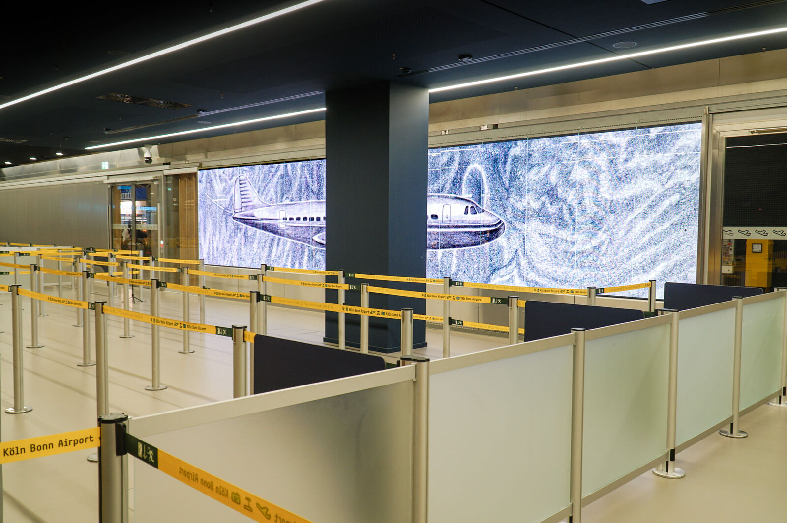 LED-Wand mit Kurzvideos Flughafen Köln Bonn (Fotos Kubelka/KHM)