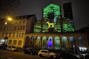 Unexpected Videomapping 2021 Galeriebild des Projekts ""Unexpected 2021"" Videomapping von Studierenden der KHM für die Fassade der Trinitatiskirche