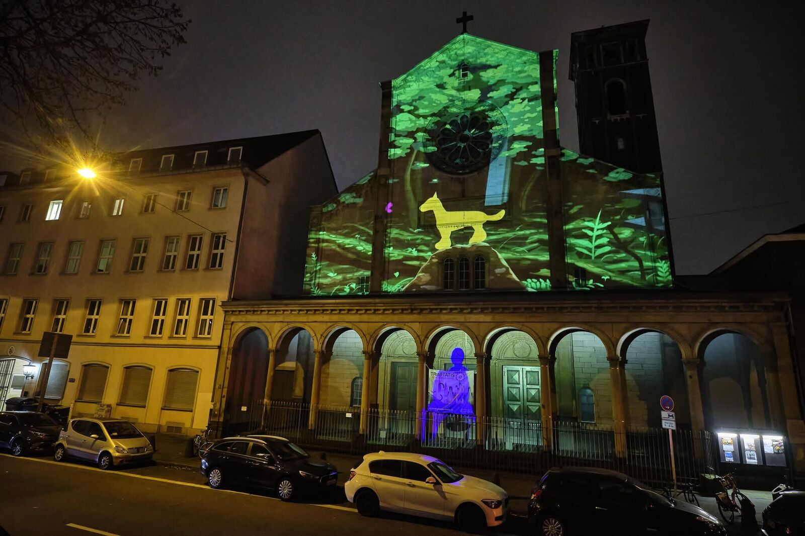 Galeriebild des Projekts ""Unexpected 2021"" Videomapping von Studierenden der KHM für die Fassade der Trinitatiskirche