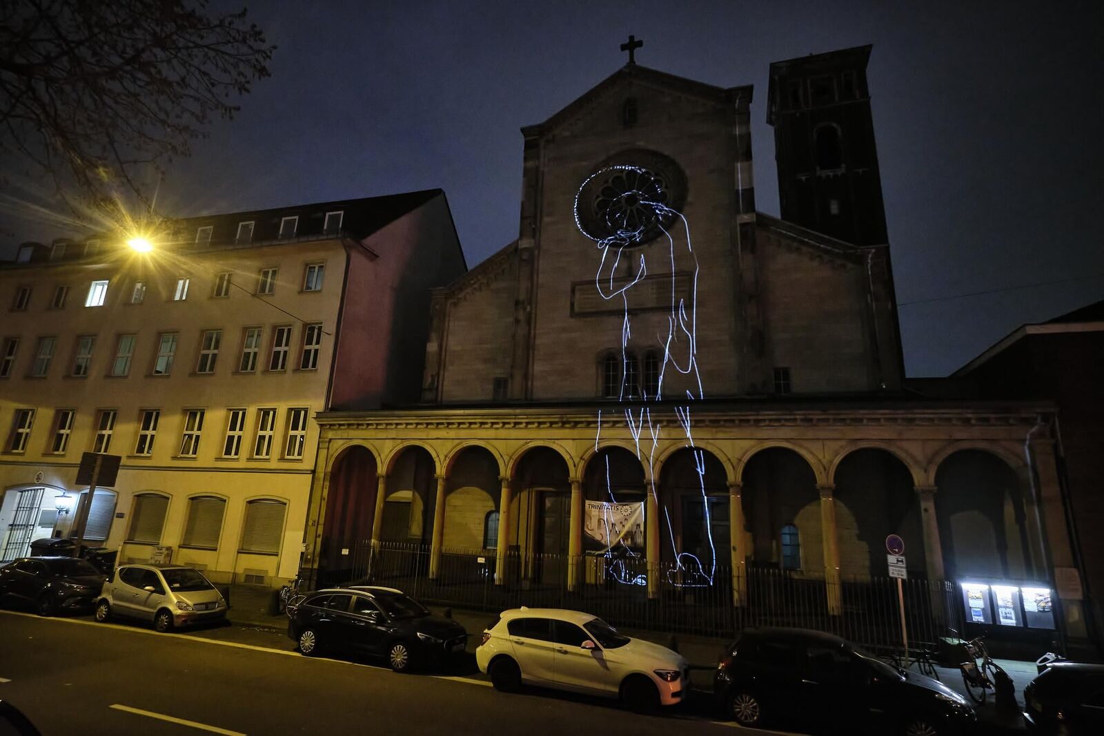 Galeriebild des Projekts ""Unexpected 2021"" Videomapping von Studierenden der KHM für die Fassade der Trinitatiskirche