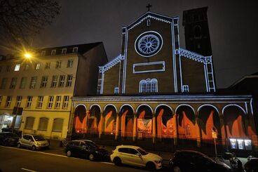 Unexpected Videomapping 2021 Galeriebild des Projekts ""Unexpected 2021"" Videomapping von Studierenden der KHM für die Fassade der Trinitatiskirche