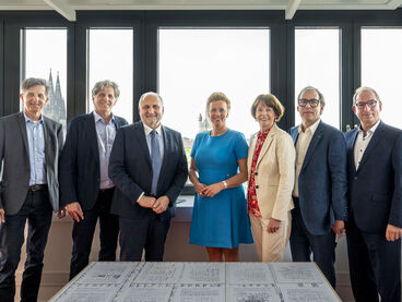 Architekten Müller + Müller, Hans Peter Wollseifer (Präsident der Handwerkskammer zu Köln), Ina Brandes (Ministerin für Kultur und Wissenschaft des Landes NRW), Henriette Reker (Oberbürgermeisterin der Stadt Köln), Mathias Antlfinger (Rektor der KHM) und Dr. Oliver Herrmann (Kanzler der KHM)