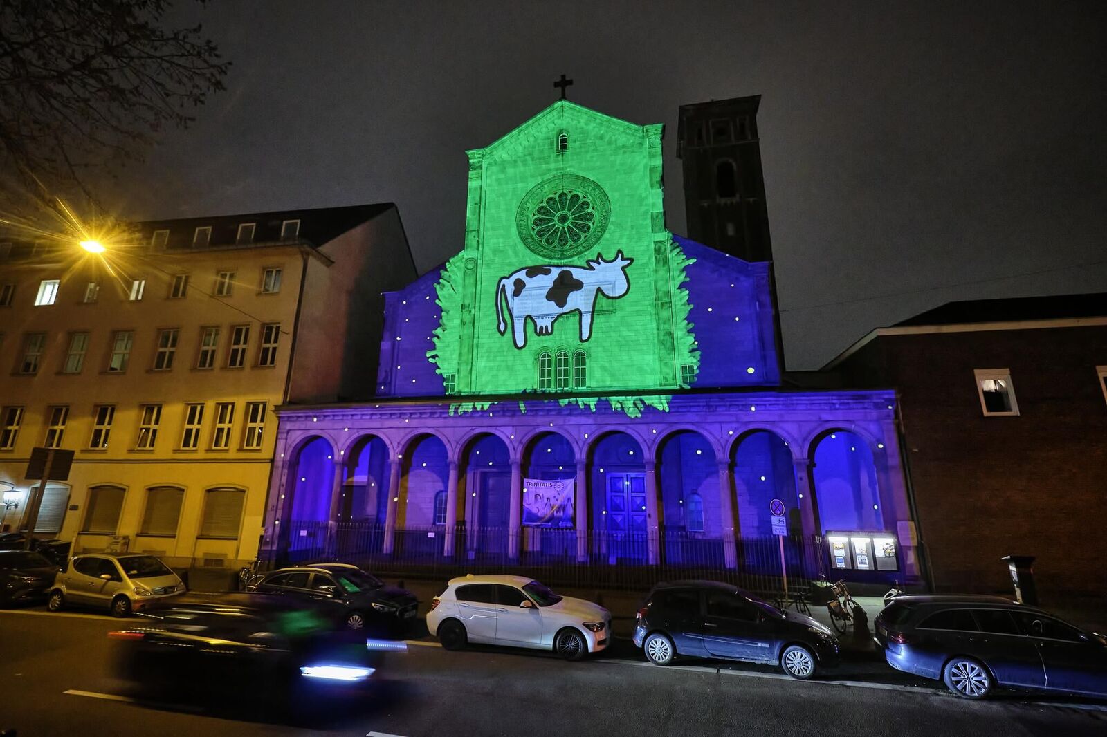 Galeriebild des Projekts ""Unexpected 2021"" Videomapping von Studierenden der KHM für die Fassade der Trinitatiskirche