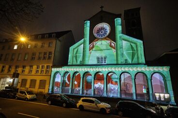 Unexpected Videomapping 2021 Galeriebild des Projekts ""Unexpected 2021"" Videomapping von Studierenden der KHM für die Fassade der Trinitatiskirche