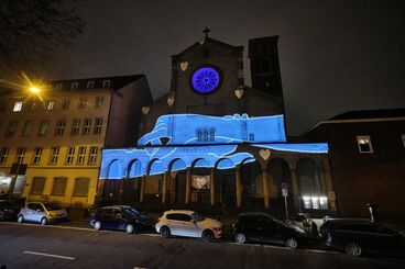 Unexpected Videomapping 2021 Galeriebild des Projekts ""Unexpected 2021"" Videomapping von Studierenden der KHM für die Fassade der Trinitatiskirche