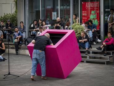 Wissen wir, wohin das führt: Performance von Anan Ashour (Innenhof)