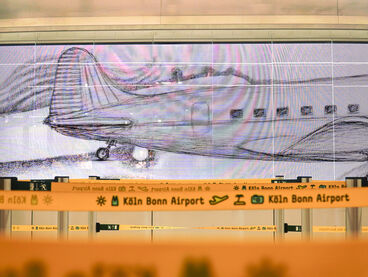 LED-Wand mit Kurzvideos Flughafen Köln Bonn (Fotos Kubelka/KHM)
