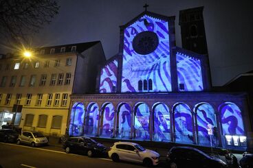 Unexpected Videomapping 2021 Galeriebild des Projekts ""Unexpected 2021"" Videomapping von Studierenden der KHM für die Fassade der Trinitatiskirche