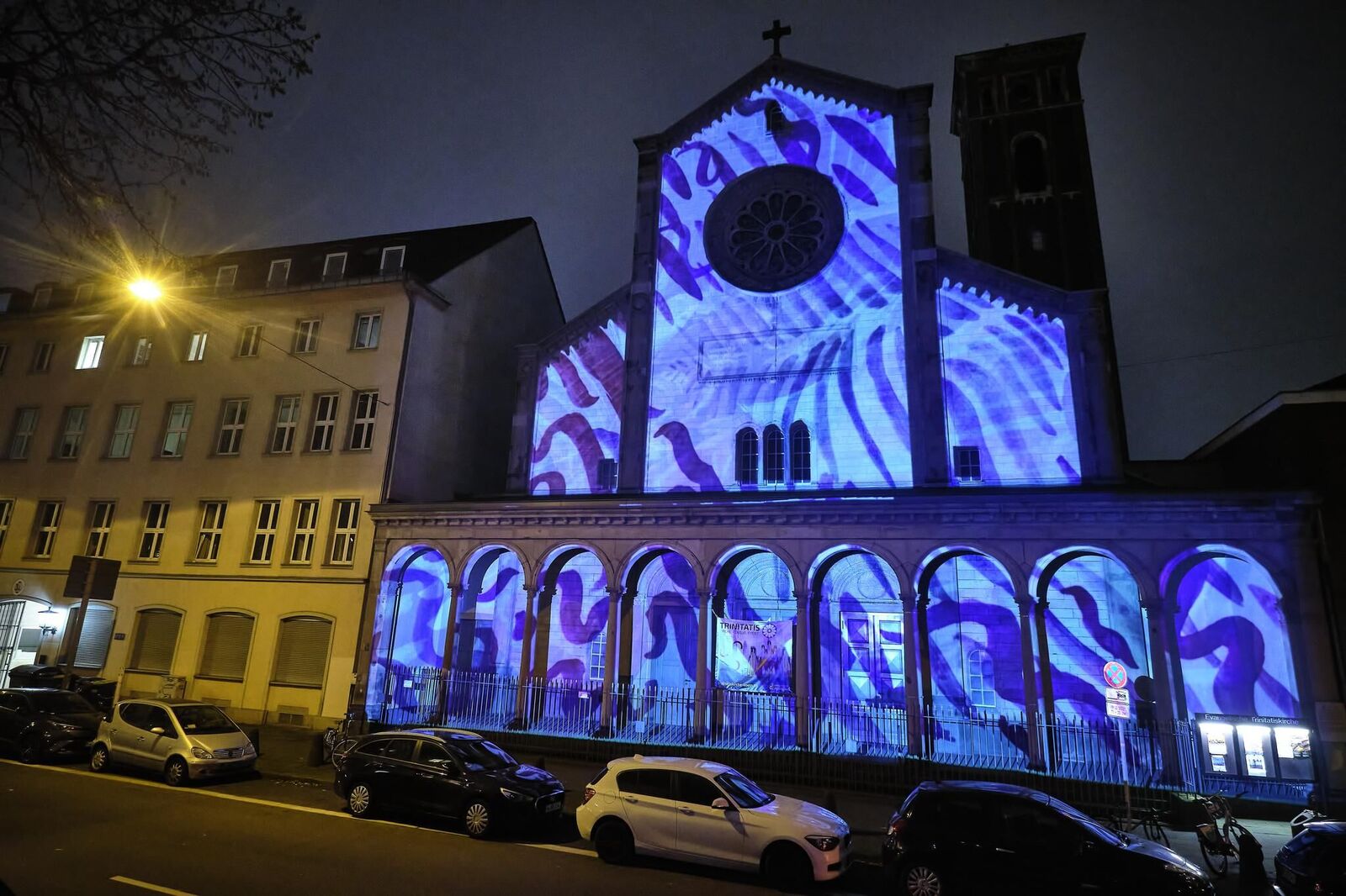 Galeriebild des Projekts ""Unexpected 2021"" Videomapping von Studierenden der KHM für die Fassade der Trinitatiskirche