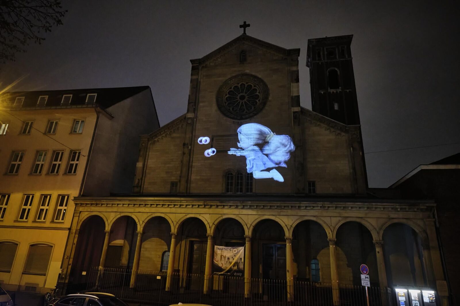 Galeriebild des Projekts ""Unexpected 2021"" Videomapping von Studierenden der KHM für die Fassade der Trinitatiskirche