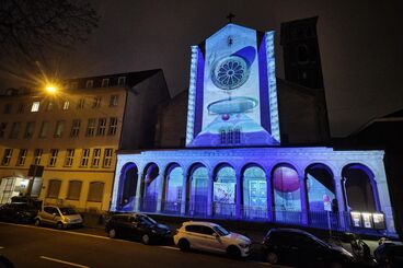Unexpected Videomapping 2021 Galeriebild des Projekts ""Unexpected 2021"" Videomapping von Studierenden der KHM für die Fassade der Trinitatiskirche