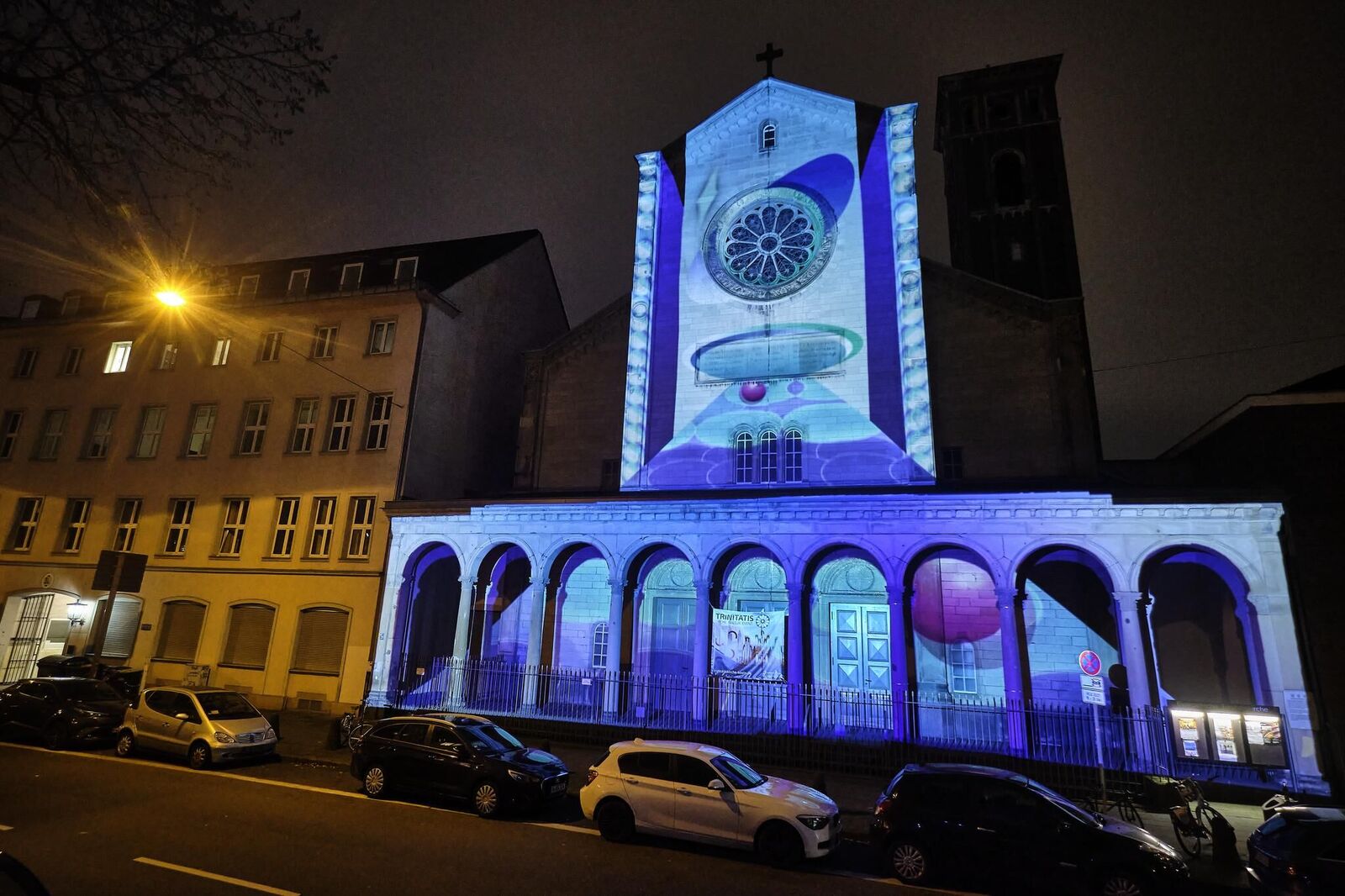 Galeriebild des Projekts ""Unexpected 2021"" Videomapping von Studierenden der KHM für die Fassade der Trinitatiskirche