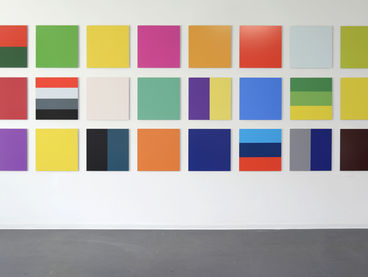 Rozbeh Asmani: Abstract Colormarks, 2013, 25 Digitaldrucke auf Alu-Dibond, je 49 x 49 cm