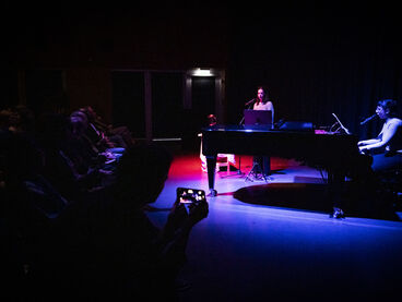 Professor Cheng, Performance von Heike Geltsch und Helen Korkmaz