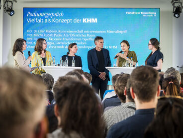 Podiumsdiskussion mit Professor*innen Lilian Haberer, Mischa Kuball, Pia Marais, Katrin Röggla und der Studentin Viktoria Gurina