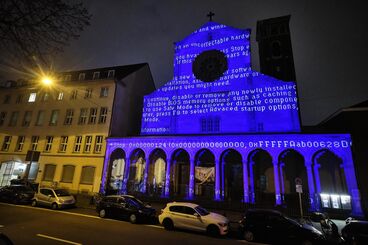 Unexpected Videomapping 2021 Galeriebild des Projekts ""Unexpected 2021"" Videomapping von Studierenden der KHM für die Fassade der Trinitatiskirche