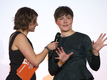 Moderatorin Sabine Heinrich und Preisträgerin Emilie Blichfeldt