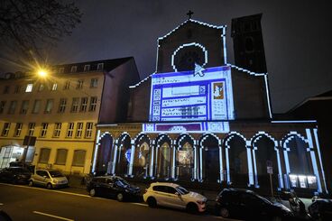 Unexpected Videomapping 2021 Galeriebild des Projekts ""Unexpected 2021"" Videomapping von Studierenden der KHM für die Fassade der Trinitatiskirche