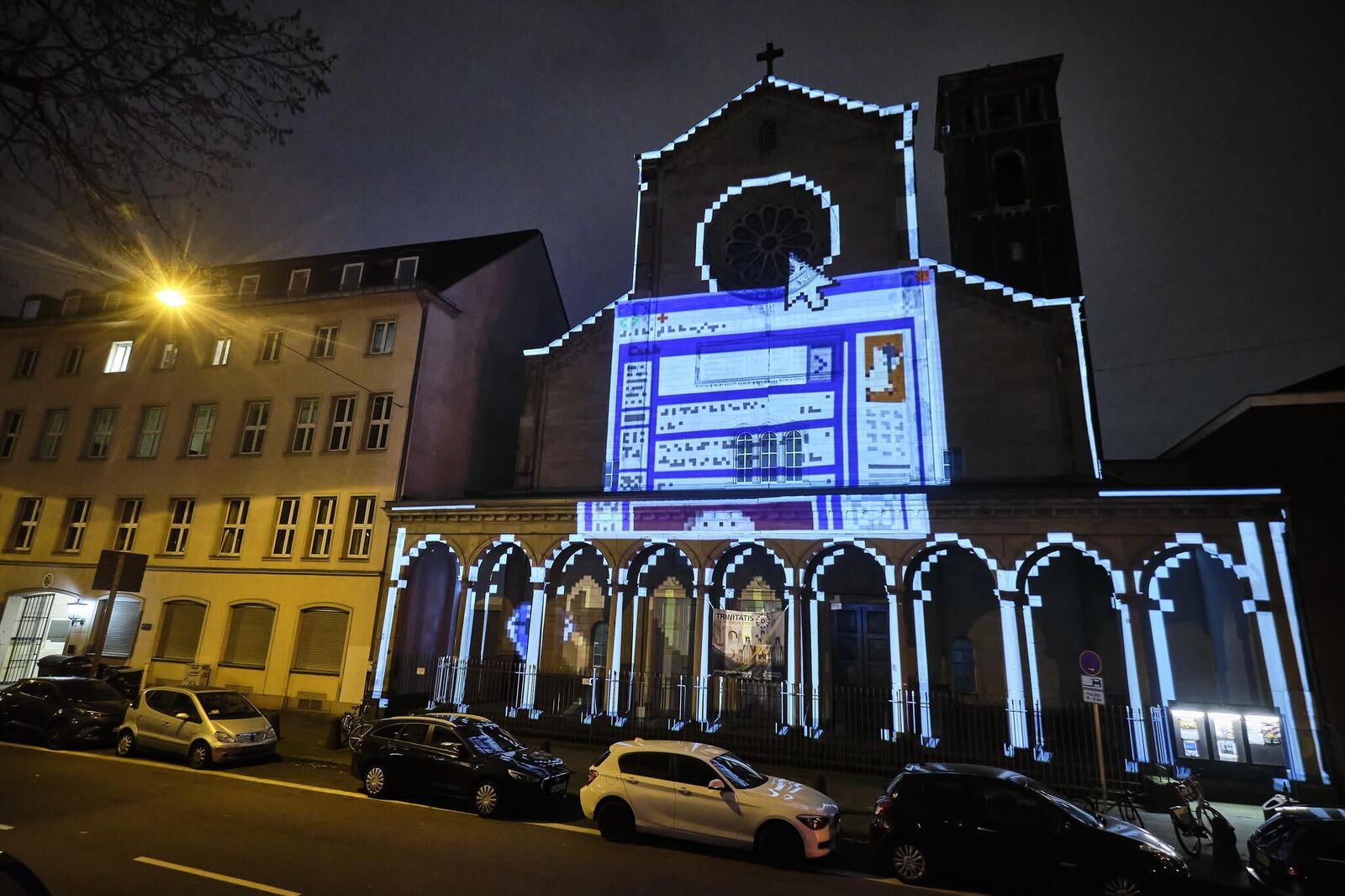 Galeriebild des Projekts ""Unexpected 2021"" Videomapping von Studierenden der KHM für die Fassade der Trinitatiskirche