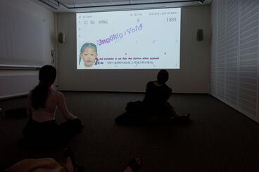 Diplomausstellung 2021 - Ausstellungsansicht von „Vlog #8998” Galeriebild des Projekts Vlog #8998