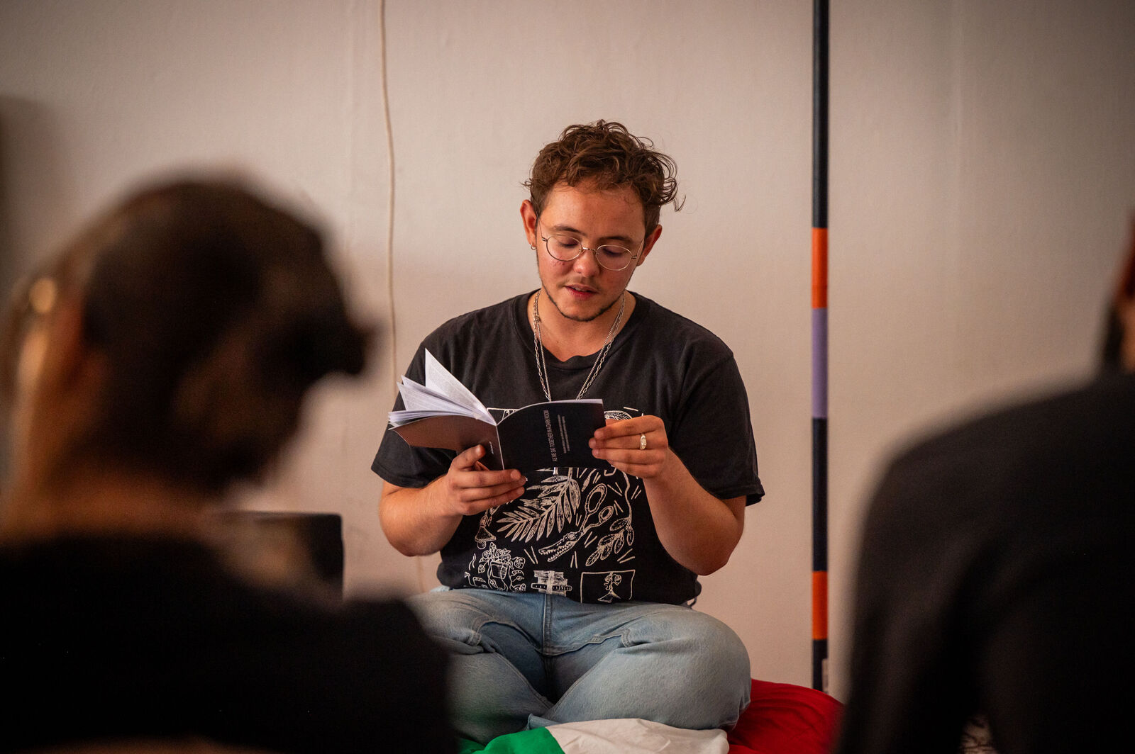 João Flore Carvalho – AS WE SAT TOGETHER IN A DARK ROOM (Diplom), Lesung