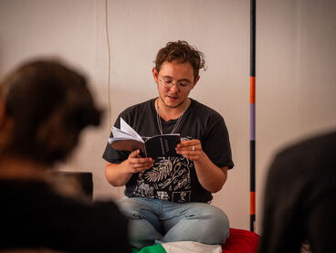 João Flore Carvalho – AS WE SAT TOGETHER IN A DARK ROOM (Diplom), Lesung