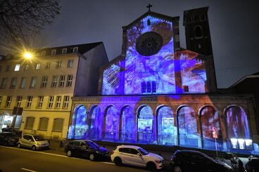 Unexpected Videomapping 2021 Galeriebild des Projekts ""Unexpected 2021"" Videomapping von Studierenden der KHM für die Fassade der Trinitatiskirche