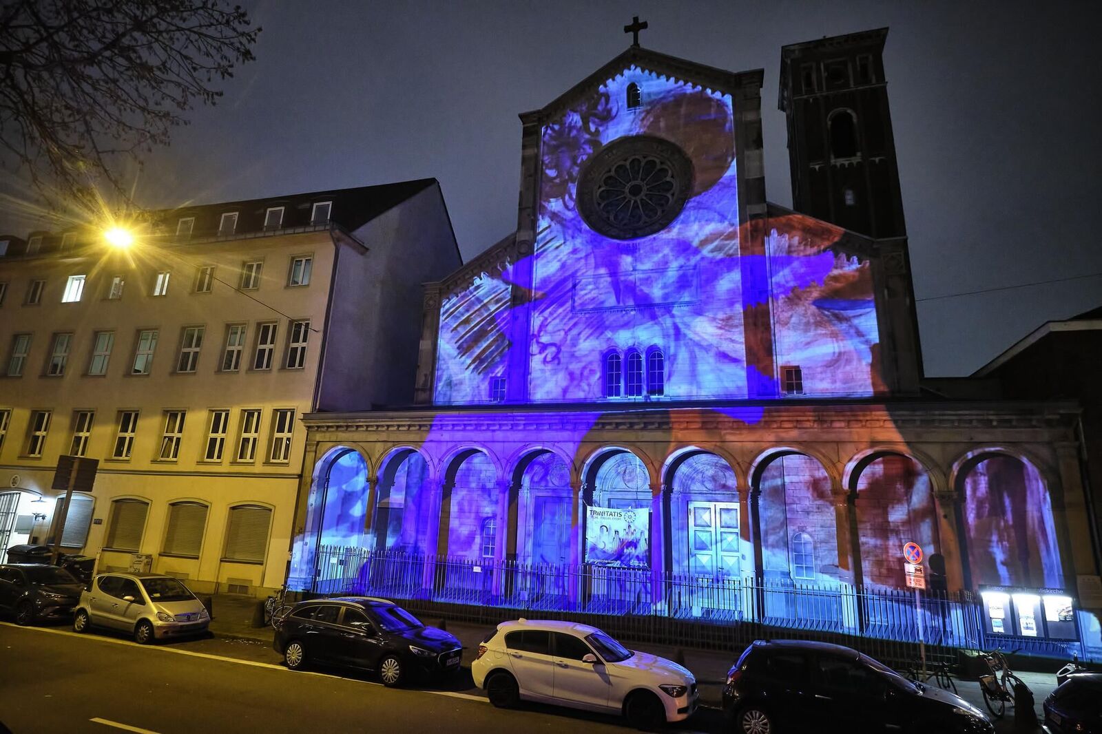 Galeriebild des Projekts ""Unexpected 2021"" Videomapping von Studierenden der KHM für die Fassade der Trinitatiskirche