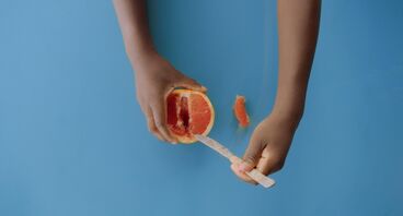 Filmstill aus „Nur eine Grapefruit” Titelbild des Projekts Grapefruit
