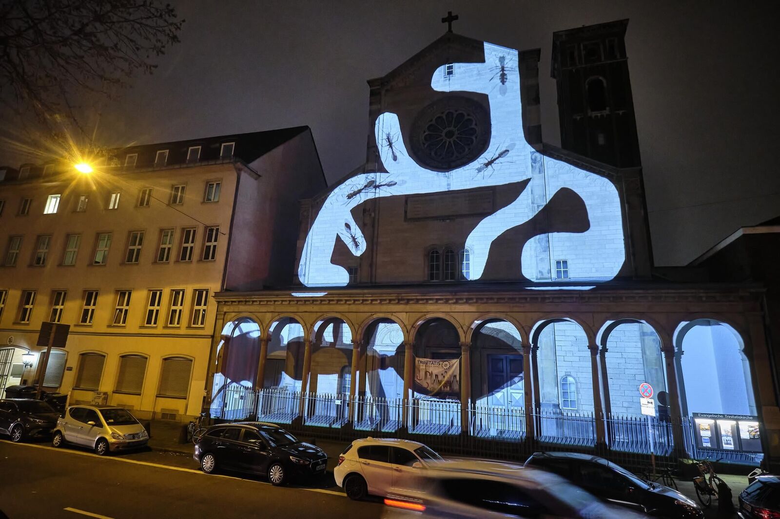 Galeriebild des Projekts ""Unexpected 2021"" Videomapping von Studierenden der KHM für die Fassade der Trinitatiskirche