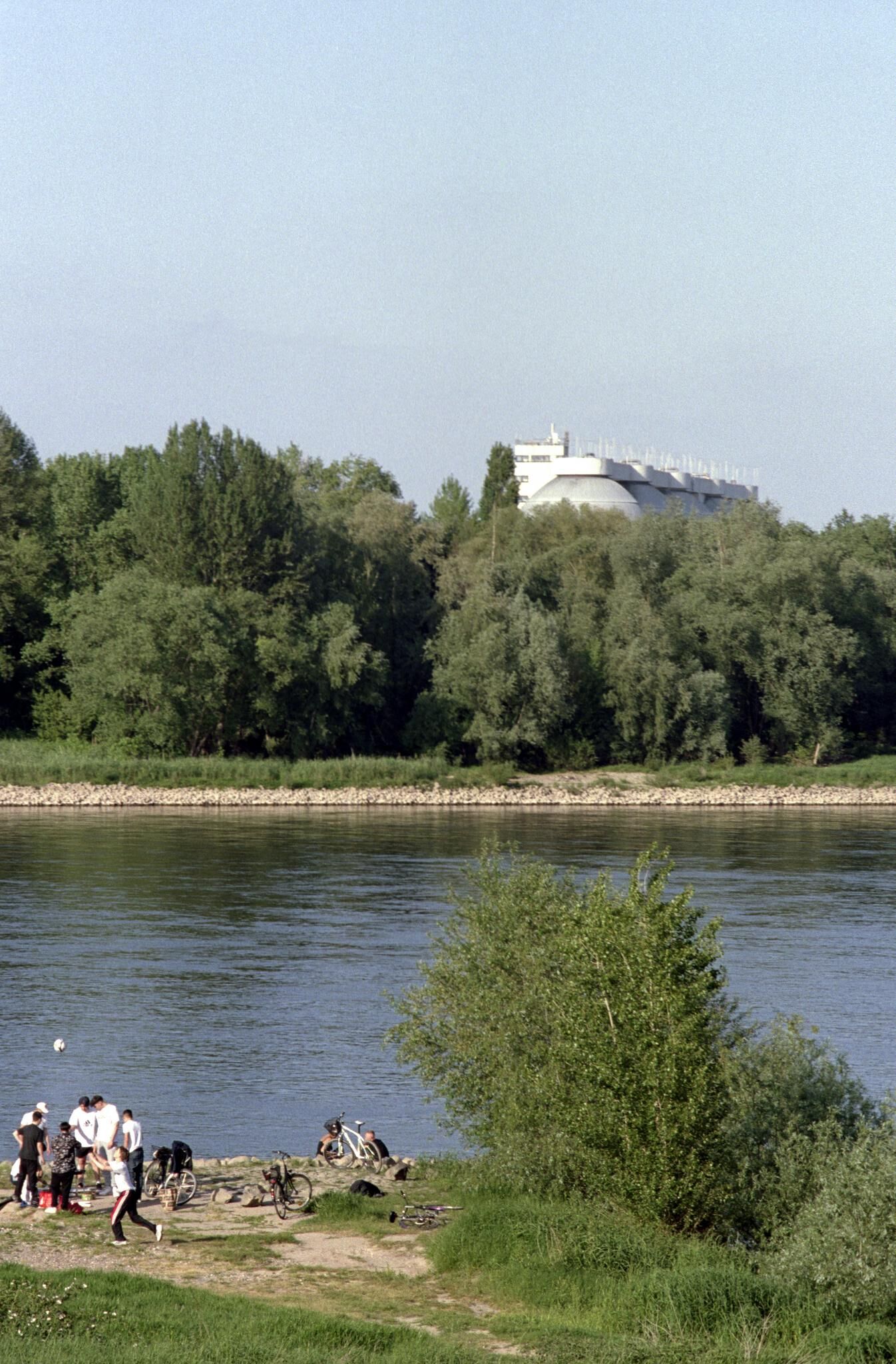 Galeriebild des Projekts It Is the Water Flowing that Makes the Sound