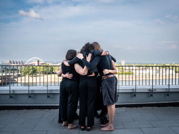 Raika Er – TO HOLD WHAT BREAKS (Diplom), Performance Raika Er – TO HOLD WHAT BREAKS (Diplom), Performance