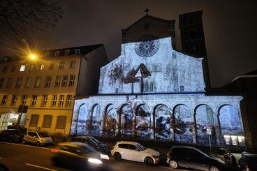 Unexpected Videomapping 2021 Galeriebild des Projekts ""Unexpected 2021"" Videomapping von Studierenden der KHM für die Fassade der Trinitatiskirche