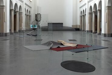 Titelbild des Projekts Dislocated Headquarters (Installation), The Glass Line (Publikation)