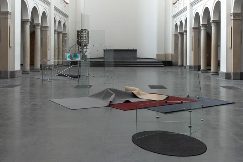 Titelbild des Projekts Dislocated Headquarters (Installation), The Glass Line (Publikation)