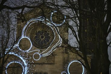 Unexpected Videomapping 2021 Galeriebild des Projekts ""Unexpected 2021"" Videomapping von Studierenden der KHM für die Fassade der Trinitatiskirche