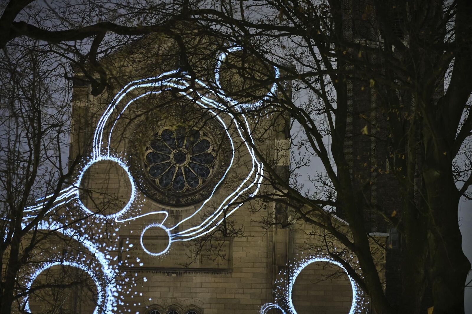 Galeriebild des Projekts ""Unexpected 2021"" Videomapping von Studierenden der KHM für die Fassade der Trinitatiskirche