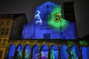 Unexpected Videomapping 2021 Galeriebild des Projekts ""Unexpected 2021"" Videomapping von Studierenden der KHM für die Fassade der Trinitatiskirche