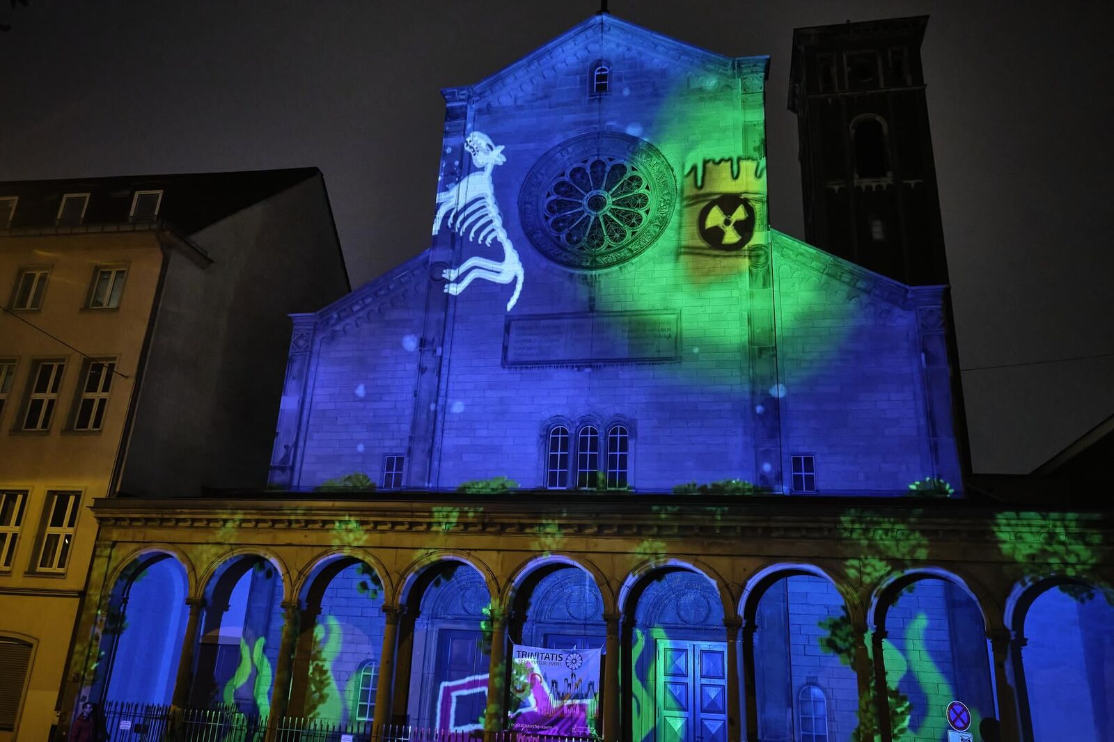 Galeriebild des Projekts ""Unexpected 2021"" Videomapping von Studierenden der KHM für die Fassade der Trinitatiskirche