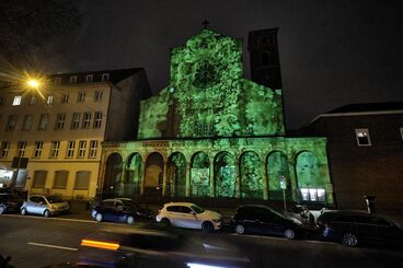 Unexpected Videomapping 2021 Galeriebild des Projekts ""Unexpected 2021"" Videomapping von Studierenden der KHM für die Fassade der Trinitatiskirche