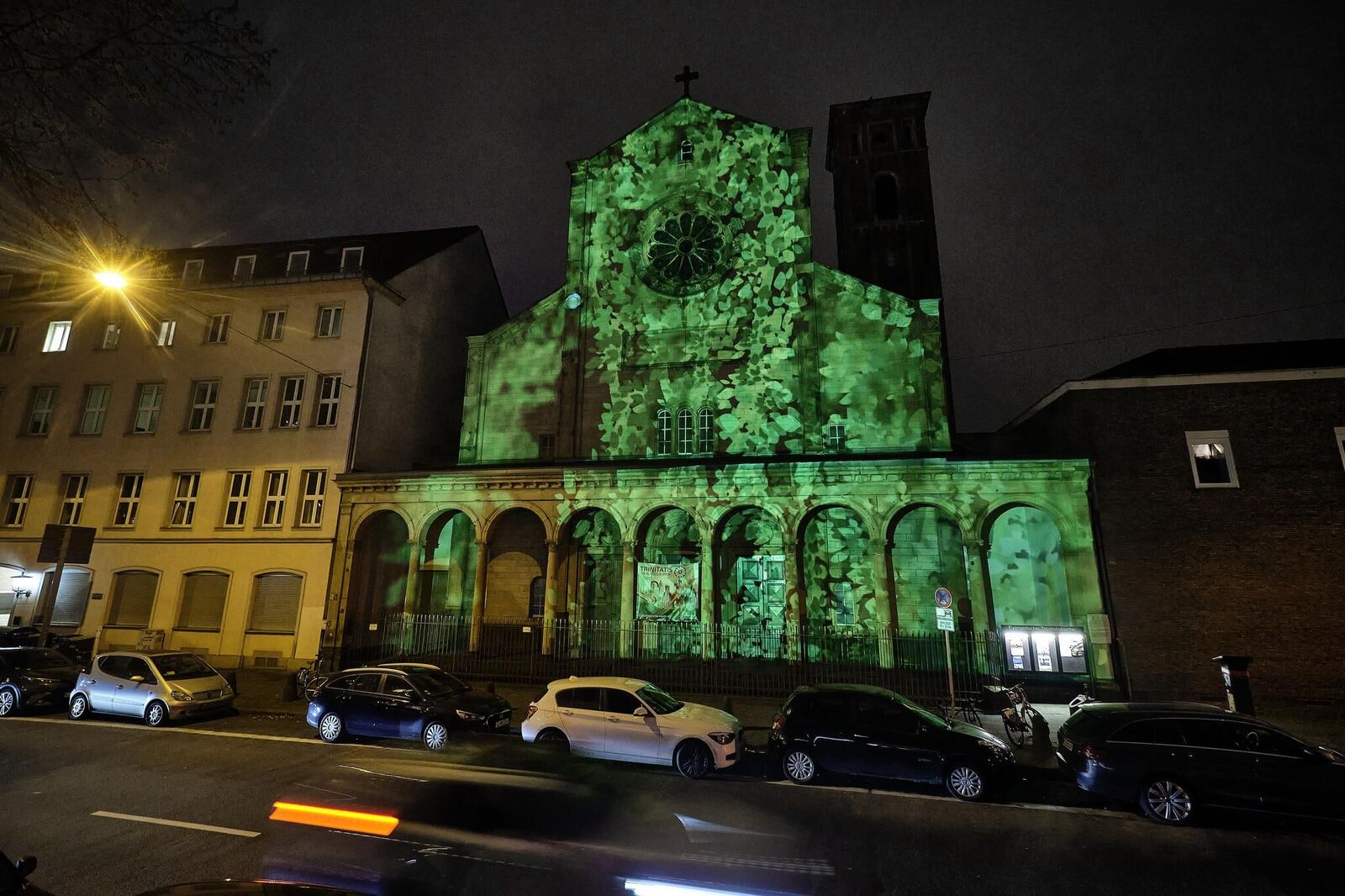 Galeriebild des Projekts ""Unexpected 2021"" Videomapping von Studierenden der KHM für die Fassade der Trinitatiskirche
