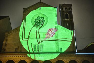 Unexpected Videomapping 2021 Galeriebild des Projekts ""Unexpected 2021"" Videomapping von Studierenden der KHM für die Fassade der Trinitatiskirche